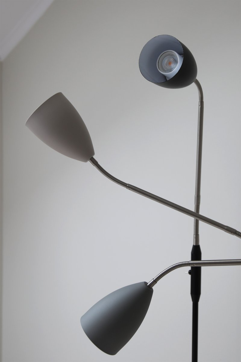 Patro Gris lampadaire De Markslöjd - Placez-le dans le salon, à côté du canapé, comme lampe de chevet.