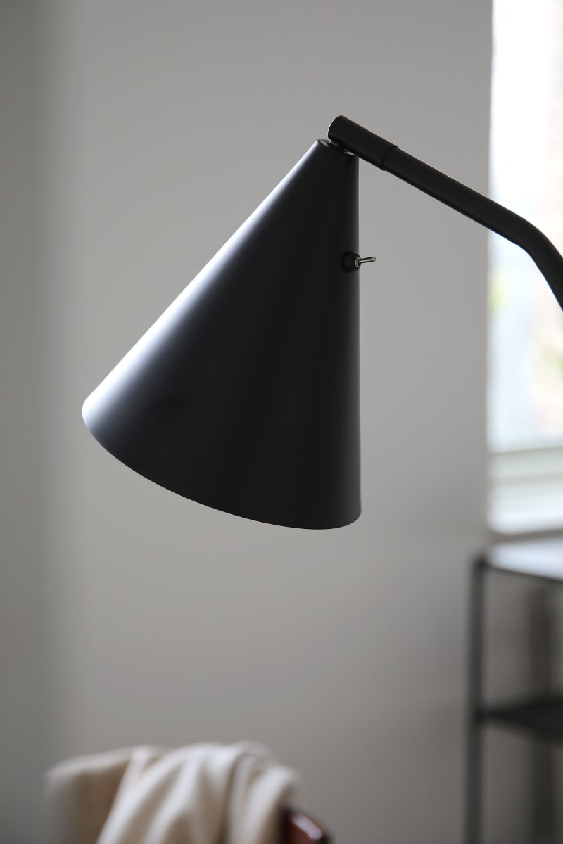 Funil Noir lampadaire De Markslöjd - Un interrupteur discret, situé à l'arrière de l'abat-jour, permet de régler l'intensité de l'éclairage LED intégré sur trois niveaux.