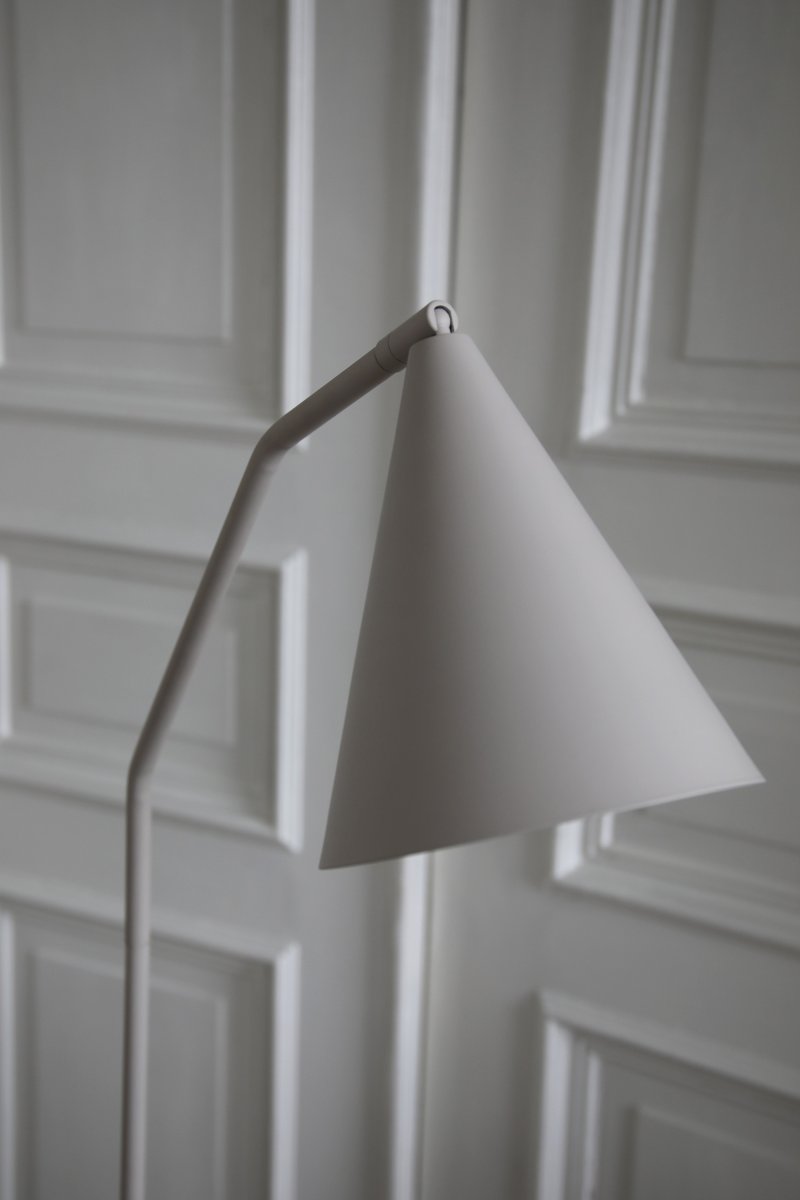Funil Beige lampadaire De Markslöjd - Un interrupteur discret, intégré à l'arrière de l'abat-jour, permet de régler l'intensité lumineuse de l'éclairage LED intégré sur trois niveaux.
