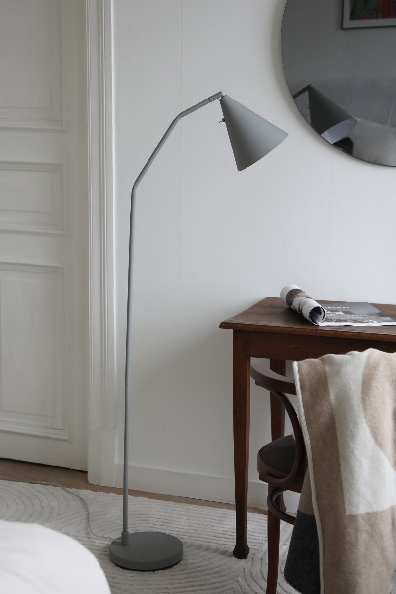 Funil Gris lampadaire De Markslöjd - Un interrupteur discret, intégré à l'arrière de l'abat-jour, permet de régler l'intensité lumineuse de l'éclairage LED intégré sur trois niveaux.
