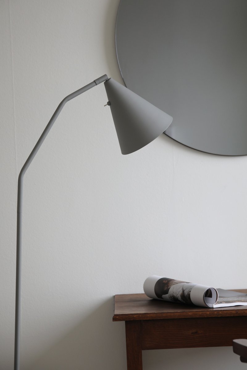 Funil Gris lampadaire De Markslöjd - Un interrupteur discret, intégré à l'arrière de l'abat-jour, permet de régler l'intensité lumineuse de l'éclairage LED intégré sur trois niveaux.
