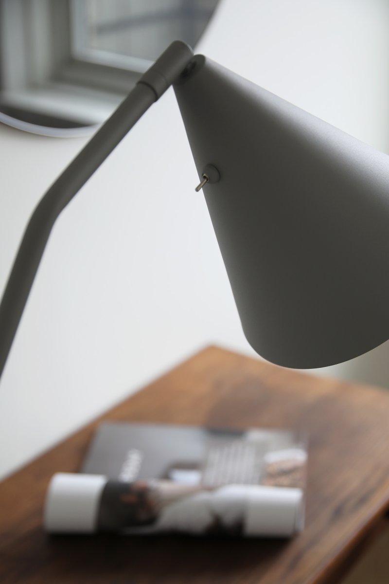Funil Gris lampadaire De Markslöjd - Un interrupteur discret, intégré à l'arrière de l'abat-jour, permet de régler l'intensité lumineuse de l'éclairage LED intégré sur trois niveaux.