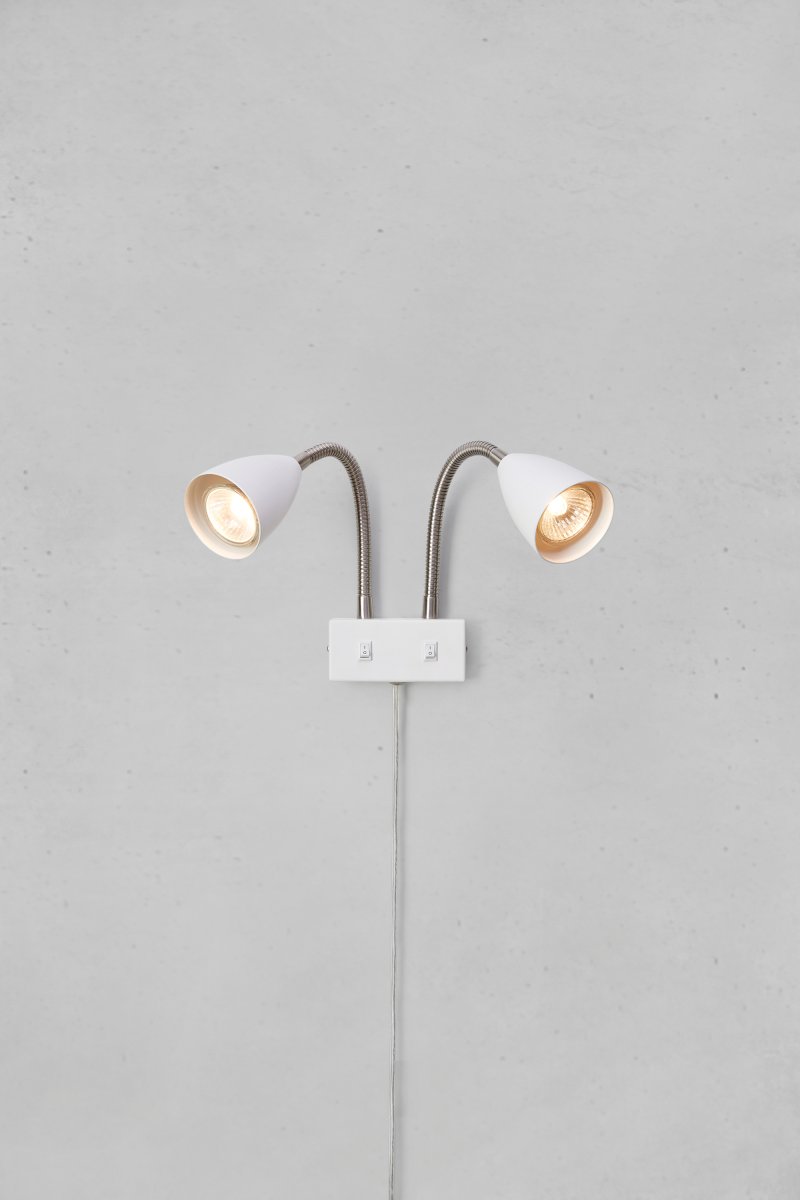 Ciro II Blanc lampe de lecture De Markslöjd - Applique murale classique et élégante à deux abat-jour et bras orientables.