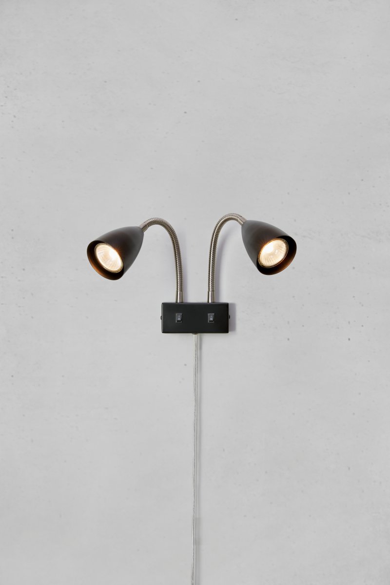 Ciro II Noir lampe de lecture De Markslöjd - Applique murale classique et élégante à deux abat-jour et bras orientables.