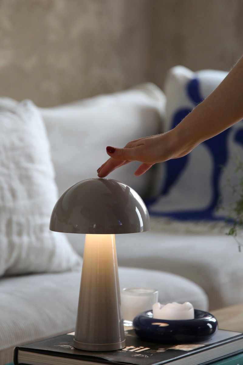 Fungi 27cm Greige portable De Markslöjd - Pour une dur&eacute;e de vie optimale, il est conseill&eacute; de ranger la lampe &agrave; l'int&eacute;rieur.