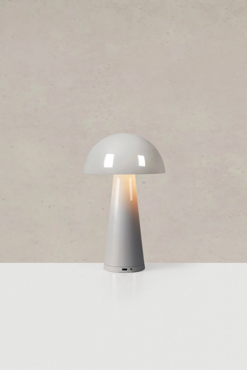 Fungi 27cm Greige portable De Markslöjd - Pour une dur&eacute;e de vie optimale, il est conseill&eacute; de ranger la lampe &agrave; l'int&eacute;rieur.