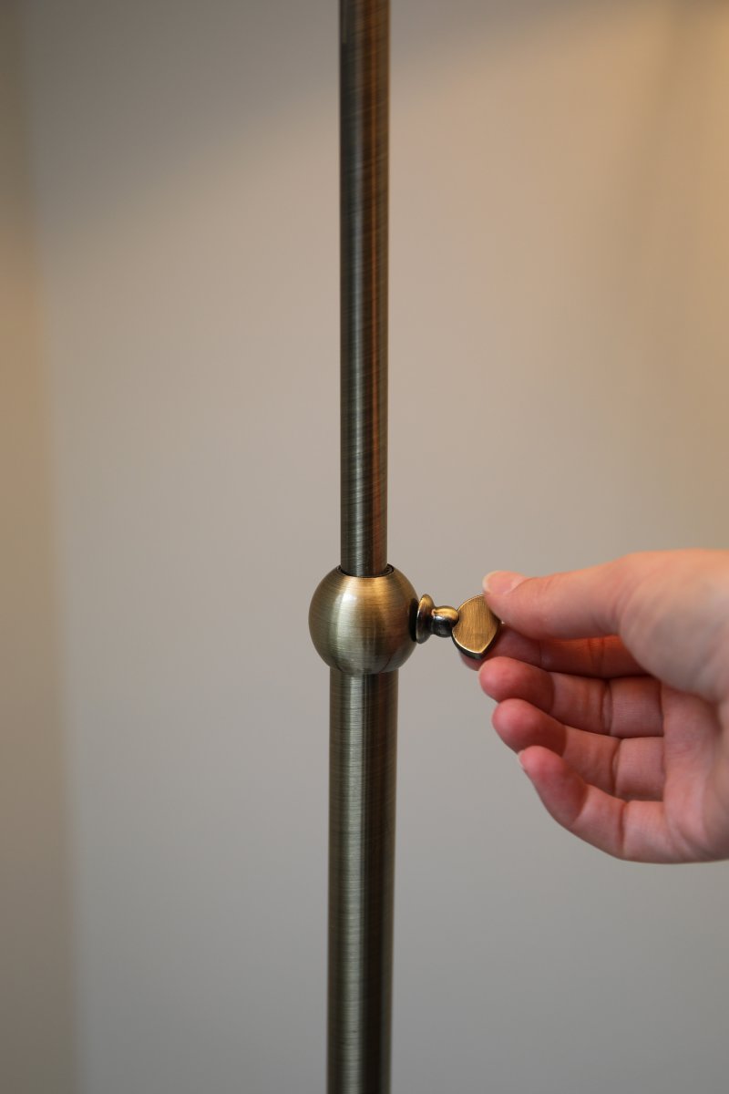 Oxford Laiton antique lampadaire De Markslöjd - Lampadaire classique du début du XXe siècle, avec abat-jour en tissu couleur crème et pied en laiton vieilli.