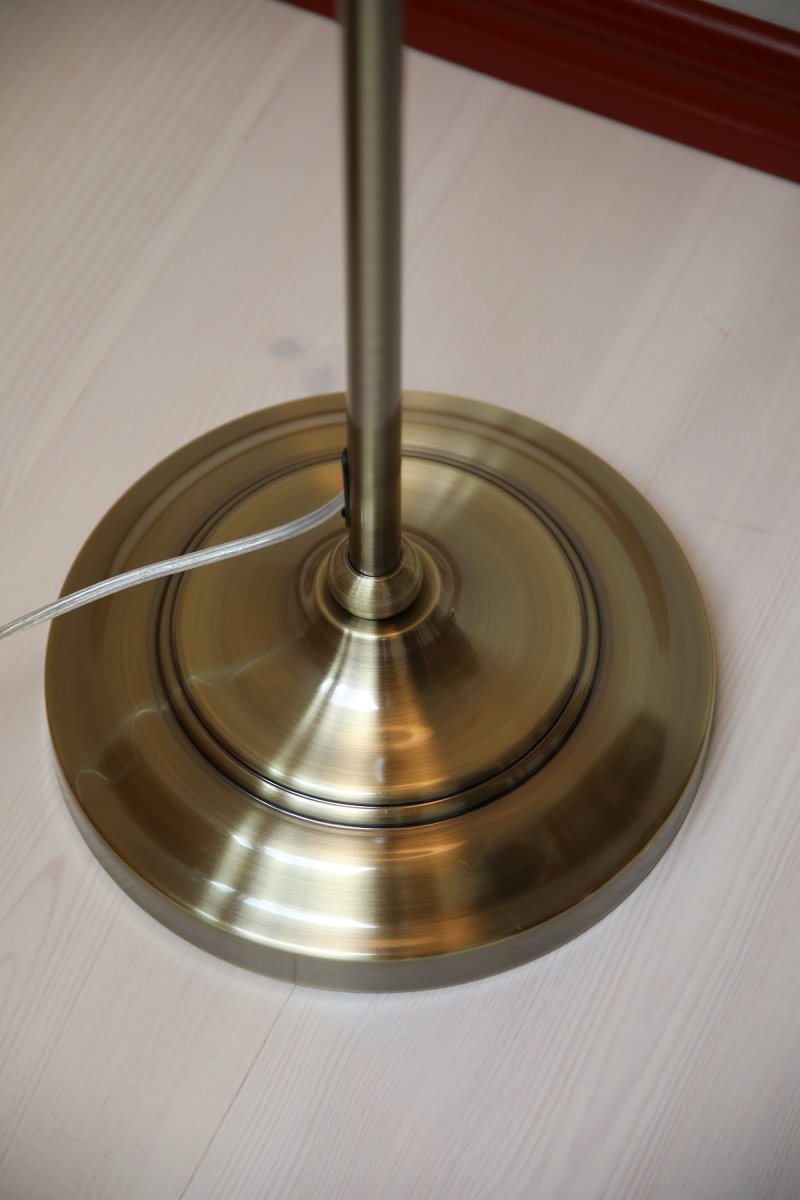 Oxford Laiton antique lampadaire De Markslöjd - Lampadaire classique du début du XXe siècle, avec abat-jour en tissu couleur crème et pied en laiton vieilli.