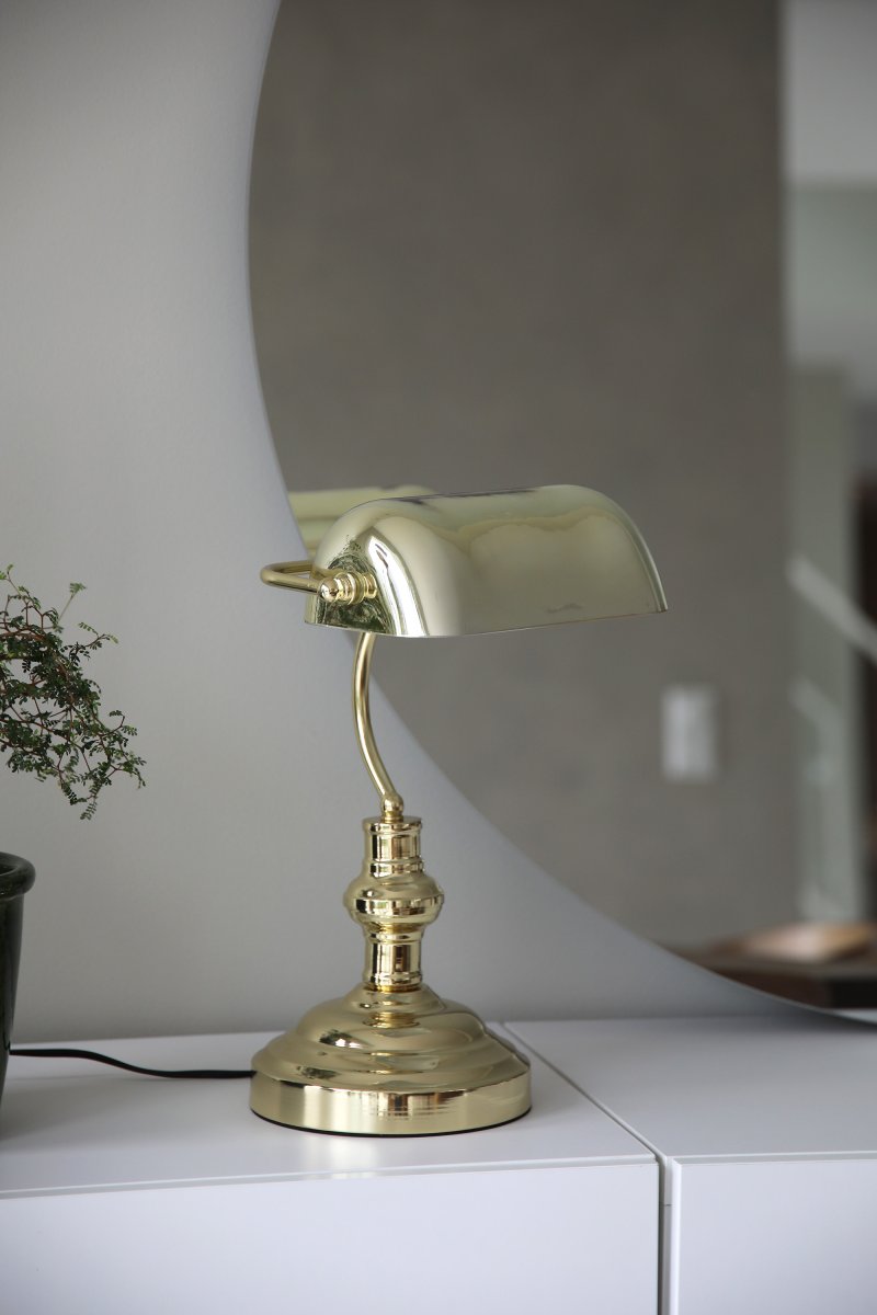 Bankers 42cm Laiton lampe de bureau De Markslöjd - La lampe de table &laquo;&nbsp;Bankers&nbsp;&raquo; s&eacute;duit par son pied en m&eacute;tal couleur laiton et son abat-jour en verre assorti et ajustable.