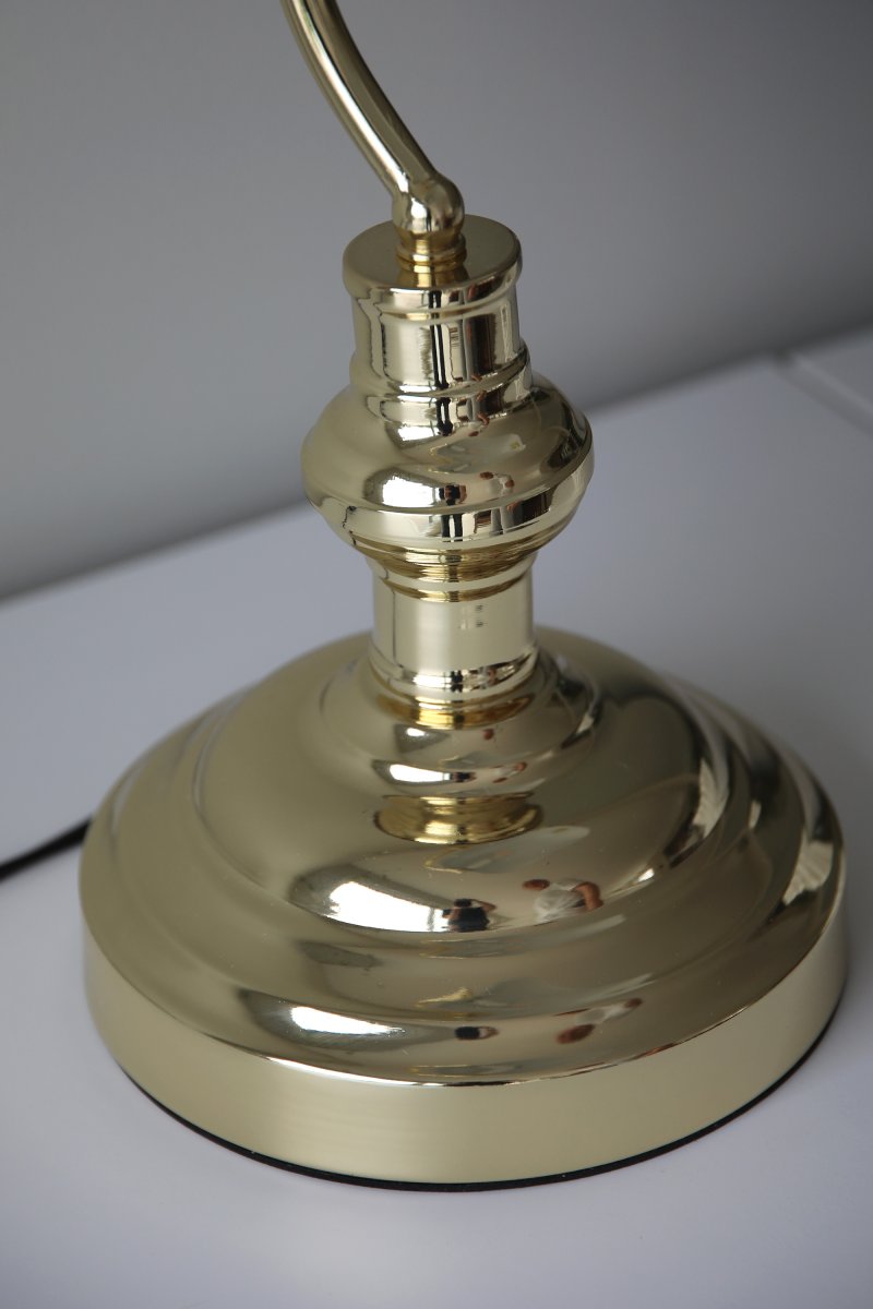 Bankers 42cm Laiton lampe de bureau De Markslöjd - La lampe de table &laquo;&nbsp;Bankers&nbsp;&raquo; s&eacute;duit par son pied en m&eacute;tal couleur laiton et son abat-jour en verre assorti et ajustable.