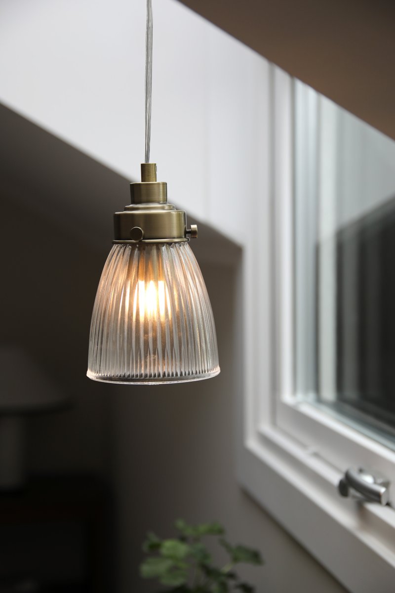 Bellis Ø10 laiton transparent/antique lampe de fenêtre De Markslöjd - Applique murale en verre transparent orn&eacute;e de d&eacute;licats d&eacute;tails effet laiton vieilli &ndash; une combinaison intemporelle qui cr&eacute;e une ambiance chaleureuse et accueillante pr&egrave;s d'une fen&ecirc;tre ou dans un coin.