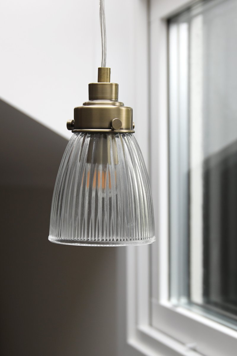 Bellis Ø10 laiton transparent/antique lampe de fenêtre De Markslöjd - Applique murale en verre transparent orn&eacute;e de d&eacute;licats d&eacute;tails effet laiton vieilli &ndash; une combinaison intemporelle qui cr&eacute;e une ambiance chaleureuse et accueillante pr&egrave;s d'une fen&ecirc;tre ou dans un coin.