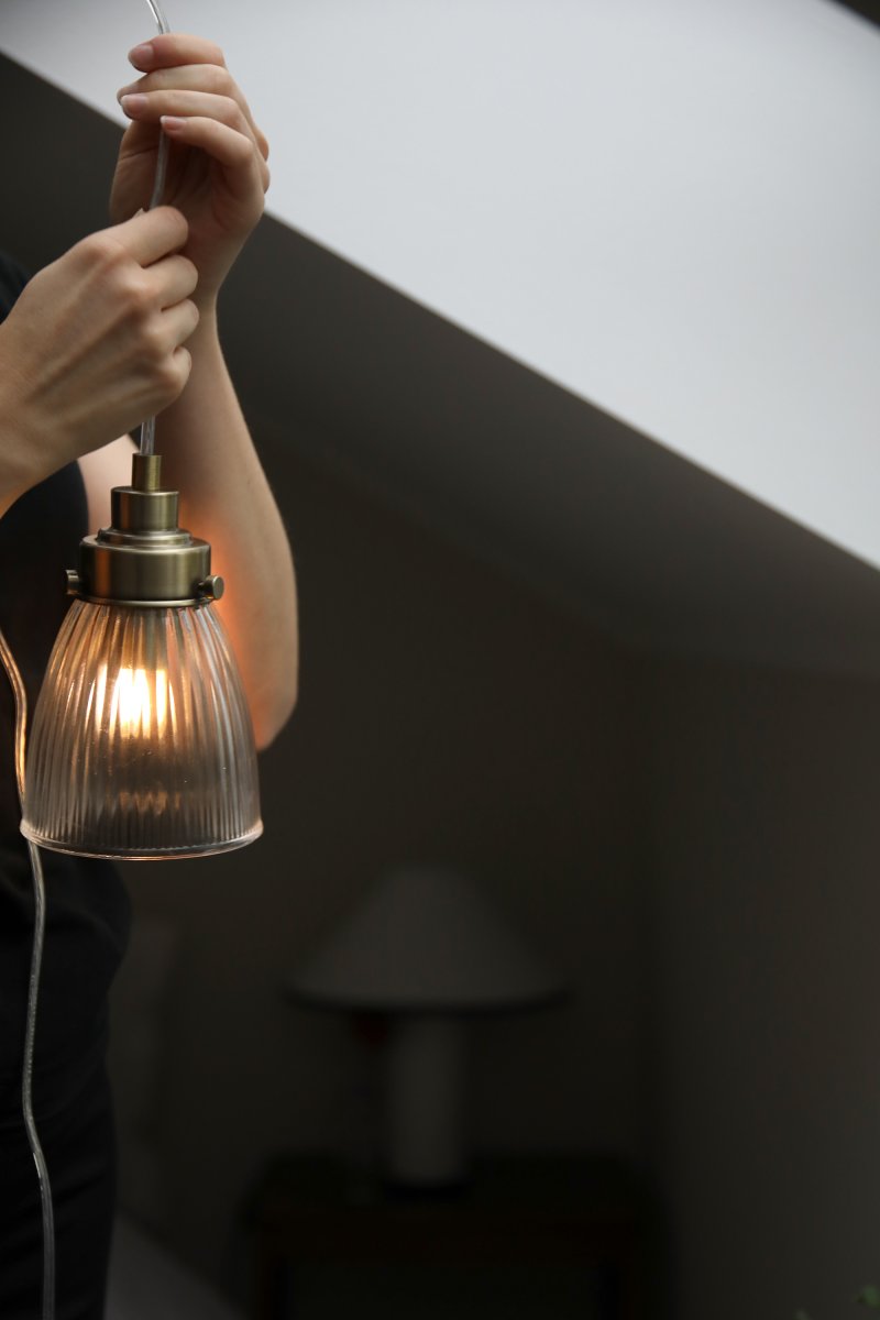 Bellis Ø10 laiton transparent/antique lampe de fenêtre De Markslöjd - Applique murale en verre transparent orn&eacute;e de d&eacute;licats d&eacute;tails effet laiton vieilli &ndash; une combinaison intemporelle qui cr&eacute;e une ambiance chaleureuse et accueillante pr&egrave;s d'une fen&ecirc;tre ou dans un coin.