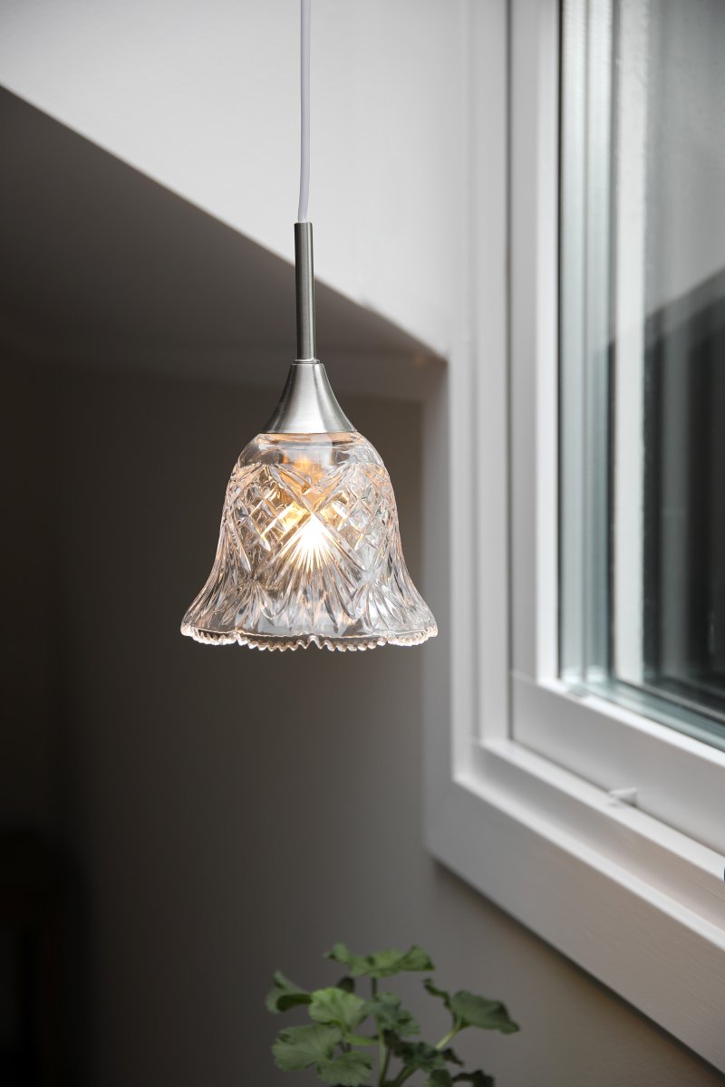 Luna Ø14 Transparent/acier lampe de fenêtre De Markslöjd - Sa base l&eacute;g&egrave;rement incurv&eacute;e lui conf&egrave;re un design romantique qui cr&eacute;e une ambiance chaleureuse et accueillante pr&egrave;s d'une fen&ecirc;tre ou dans un coin.