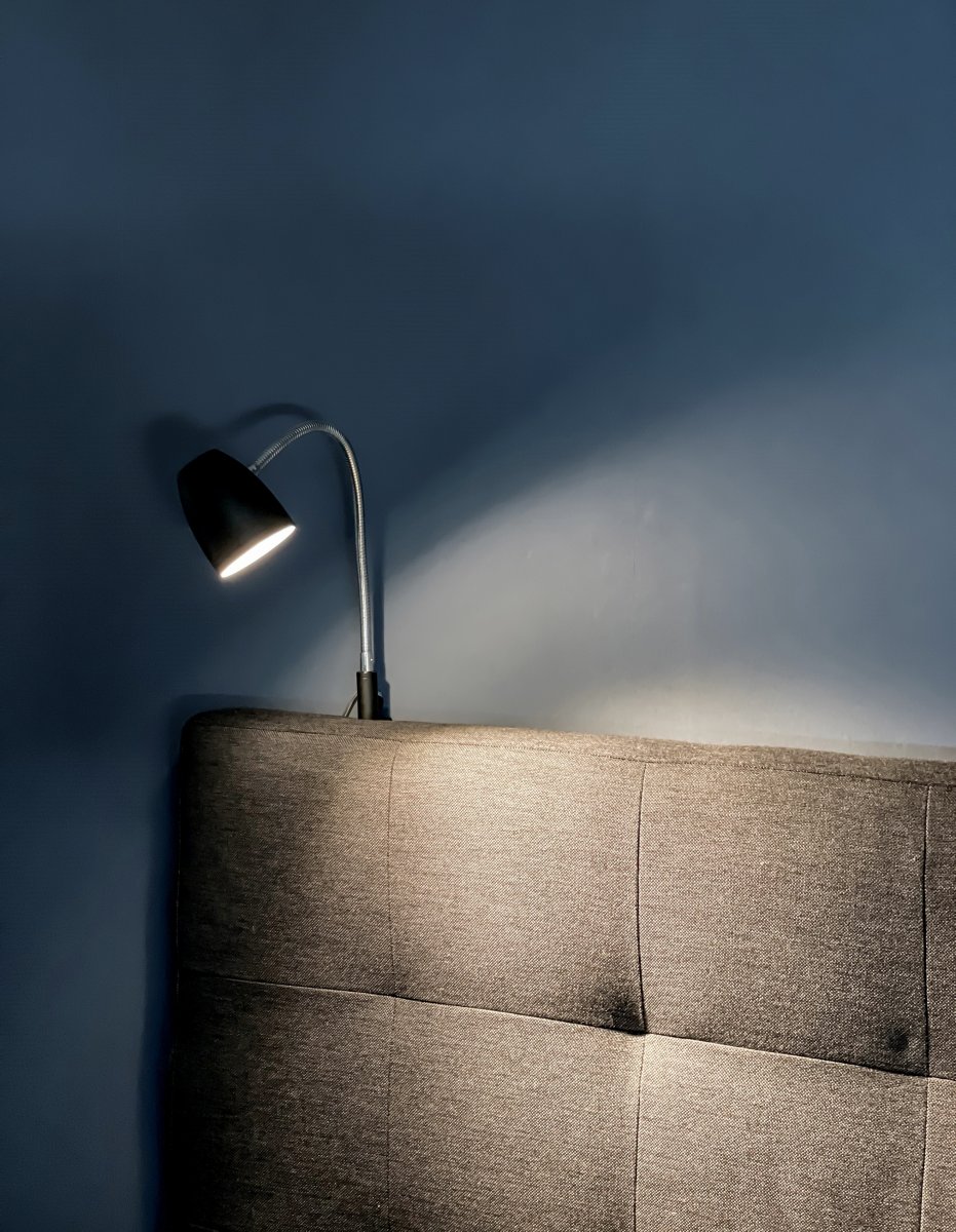 Sandnes Noir lampe de lecture De Aneta Lighting - Sandnes est la lampe de chevet parfaite &agrave; monter sur la t&ecirc;te de lit.