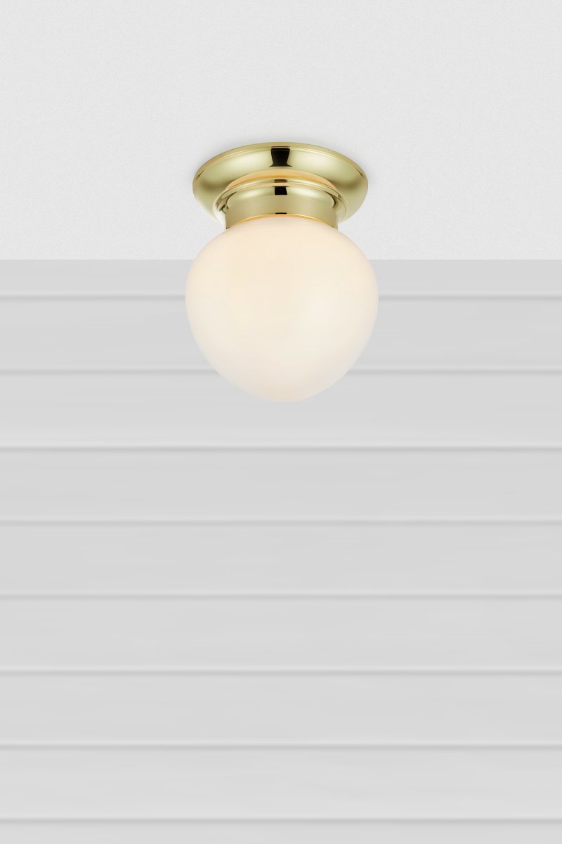 Ronda Ø20 Laiton lampe de salle de bain De Markslöjd - Plafonnier de style d&eacute;but XXe si&egrave;cle, id&eacute;al pour les salles de bains (IP44), avec une base en laiton et un abat-jour en verre blanc.