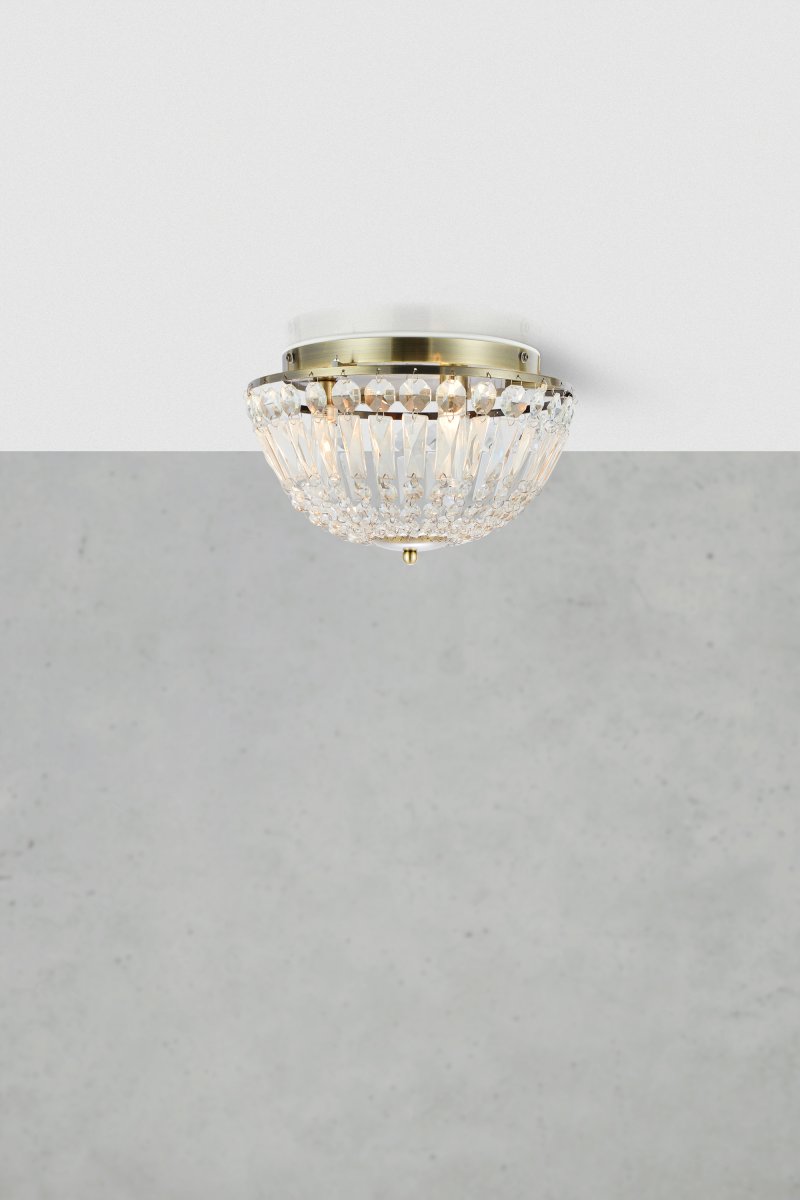 Estelle Ø30 Laiton antique lampe de salle de bain De Markslöjd - Son design intemporel apporte une touche raffin&eacute;e et cr&eacute;e une ambiance luxueuse, id&eacute;ale comme &eacute;clairage g&eacute;n&eacute;ral dans la salle de bain.