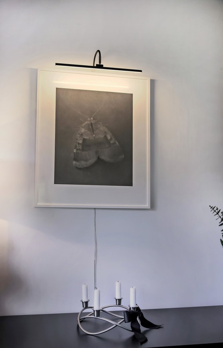 Miro 40cm Noir De Aneta Lighting - La lampe peut être montée sur le mur, directement sur le cadre photo ou sur une étagère ou une armoire.