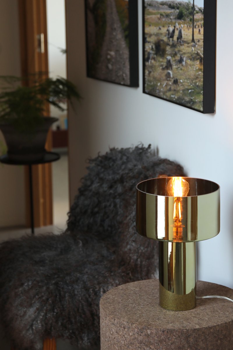 Corin 32cm Or lampe de table De Markslöjd - Elle est fournie avec un c&acirc;ble transparent de 2&nbsp;m&egrave;tres, un interrupteur et une prise.