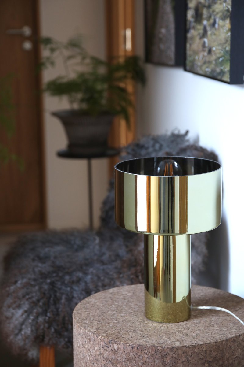 Corin 32cm Or lampe de table De Markslöjd - Elle est fournie avec un c&acirc;ble transparent de 2&nbsp;m&egrave;tres, un interrupteur et une prise.