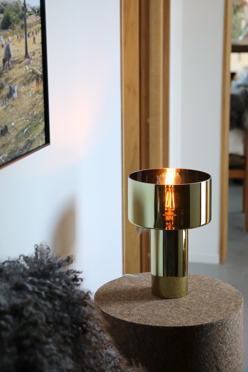 Corin 32cm Or lampe de table De Markslöjd - Elle est fournie avec un c&acirc;ble transparent de 2&nbsp;m&egrave;tres, un interrupteur et une prise.
