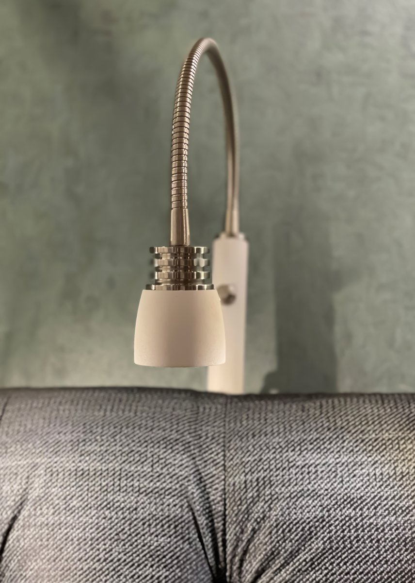 Eketorp Blanc lampe de lecture De Aneta Lighting - Son bras LED int&eacute;gr&eacute; de 3 W diffuse une lumi&egrave;re blanche chaude et agr&eacute;able, et son intensit&eacute; est r&eacute;glable.