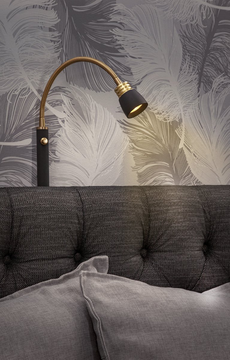 Eketorp Noir lampe de lecture De Aneta Lighting - La lampe de chevet Eketorp, en m&eacute;tal laqu&eacute; noir avec des d&eacute;tails en laiton mat, est dot&eacute;e d'un bras articul&eacute; int&eacute;grant une LED de 3 W qui diffuse une lumi&egrave;re blanche chaude et agr&eacute;able, &agrave; intensit&eacute; variable.