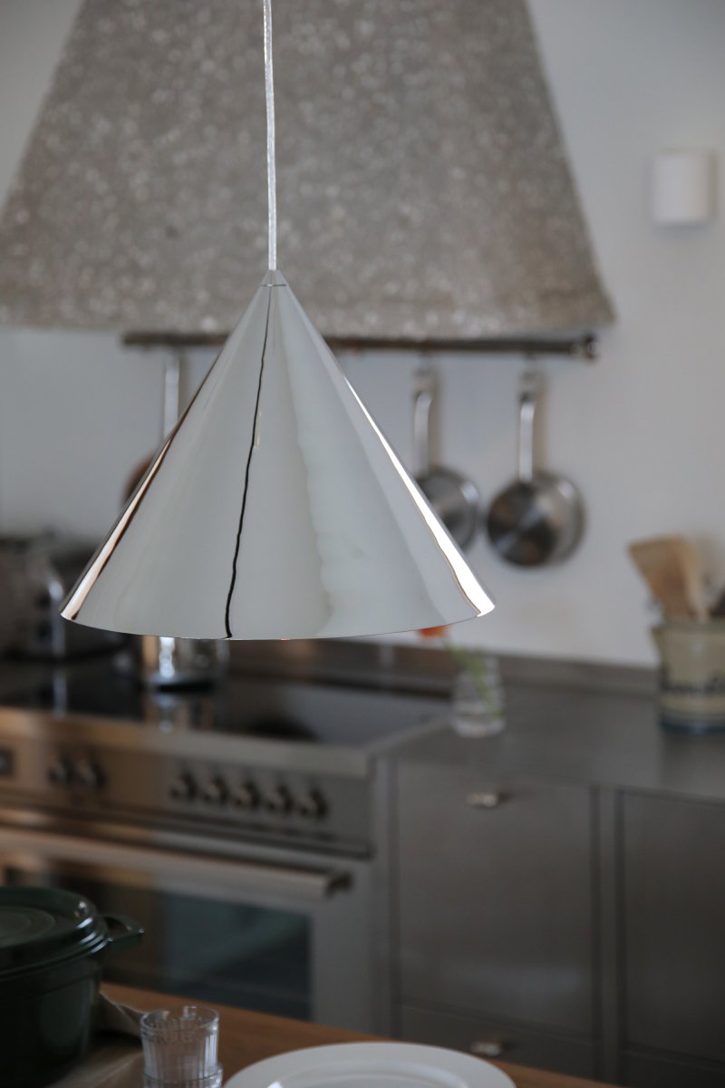 Tip Ø38 Chrome suspension De Markslöjd - Son diam&egrave;tre g&eacute;n&eacute;reux de 38 cm en fait un &eacute;l&eacute;ment central &agrave; la fois saisissant et &eacute;quilibr&eacute; dans n'importe quelle pi&egrave;ce.