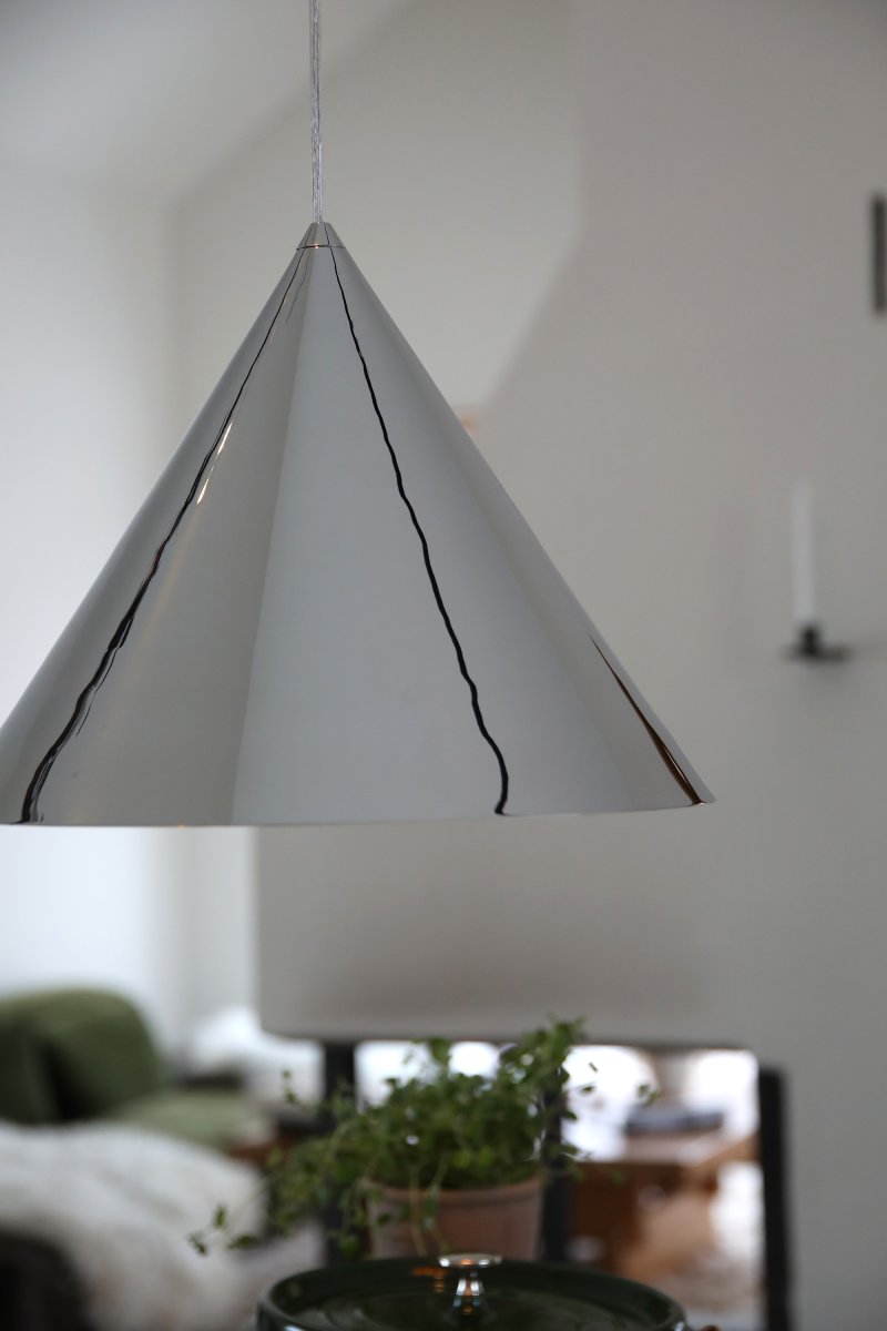 Tip Ø38 Chrome suspension De Markslöjd - Son diam&egrave;tre g&eacute;n&eacute;reux de 38 cm en fait un &eacute;l&eacute;ment central &agrave; la fois saisissant et &eacute;quilibr&eacute; dans n'importe quelle pi&egrave;ce.