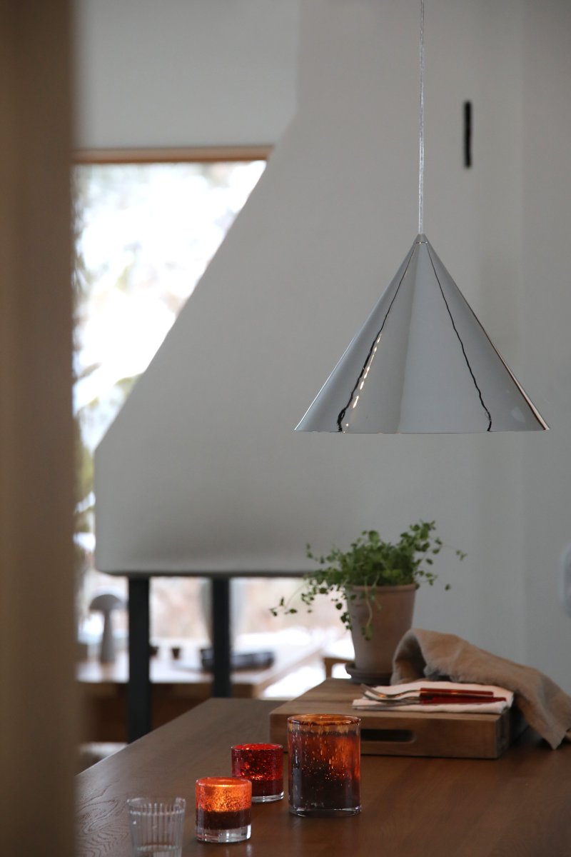 Tip Ø38 Chrome suspension De Markslöjd - Son diam&egrave;tre g&eacute;n&eacute;reux de 38 cm en fait un &eacute;l&eacute;ment central &agrave; la fois saisissant et &eacute;quilibr&eacute; dans n'importe quelle pi&egrave;ce.