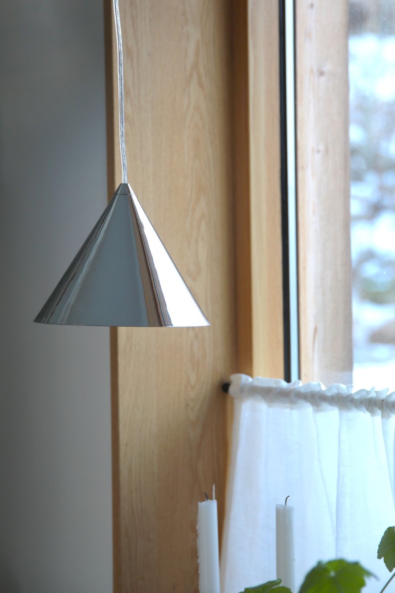 Tip Ø20 Chrome suspension De Markslöjd - Son design &eacute;pur&eacute; et fonctionnel s'harmonise avec les int&eacute;rieurs modernes et intemporels.