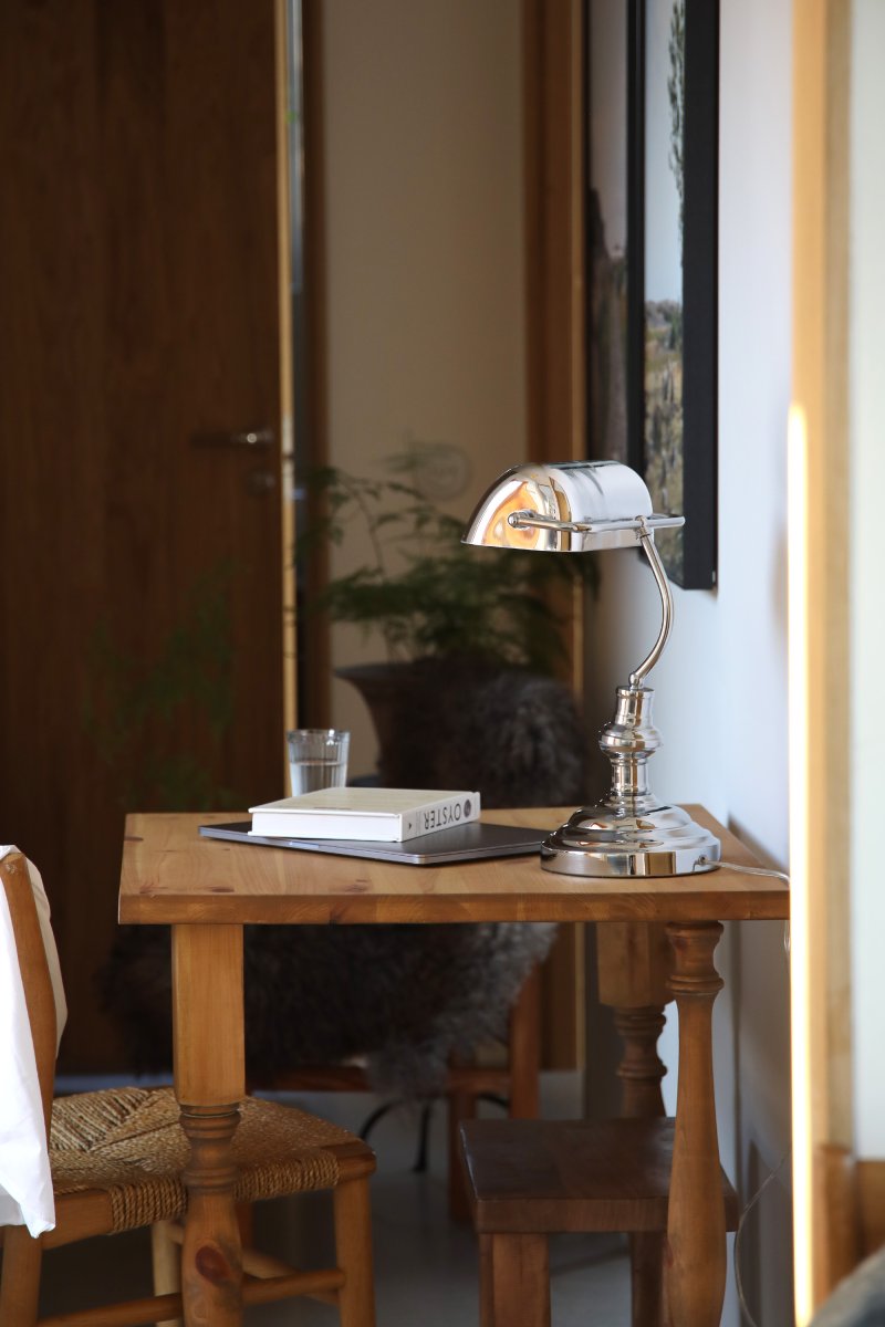 Bankers 42cm Chrome lampe de bureau De Markslöjd - Elle est fournie avec un c&acirc;ble transparent de 2&nbsp;m&egrave;tres, un interrupteur et une prise.