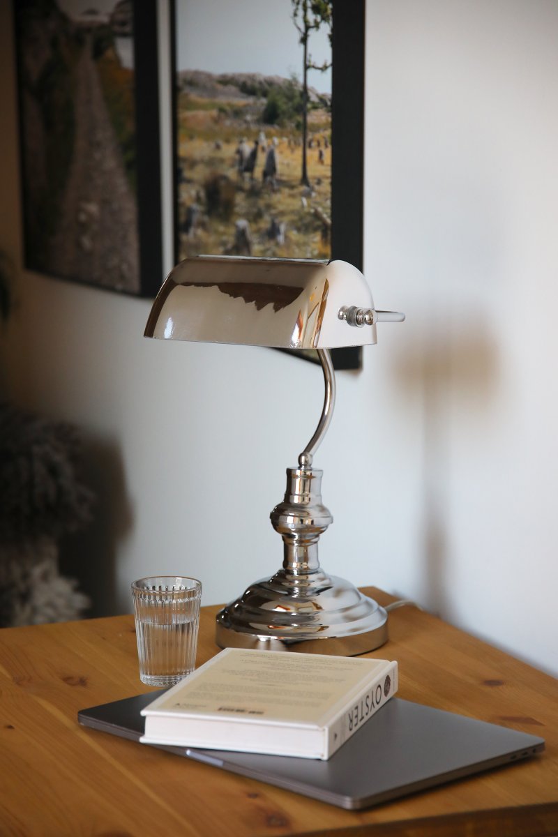 Bankers 42cm Chrome lampe de bureau De Markslöjd - Elle est fournie avec un c&acirc;ble transparent de 2&nbsp;m&egrave;tres, un interrupteur et une prise.