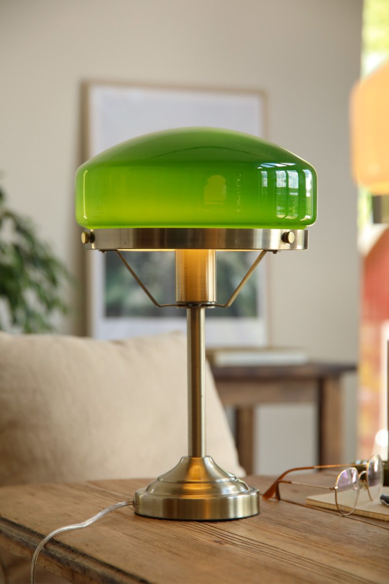 Aurelia 40cm Laiton antique/vert lampe de table De Markslöjd - La lampe est fournie avec un c&acirc;ble transparent de 2 m, un interrupteur et une prise secteur.