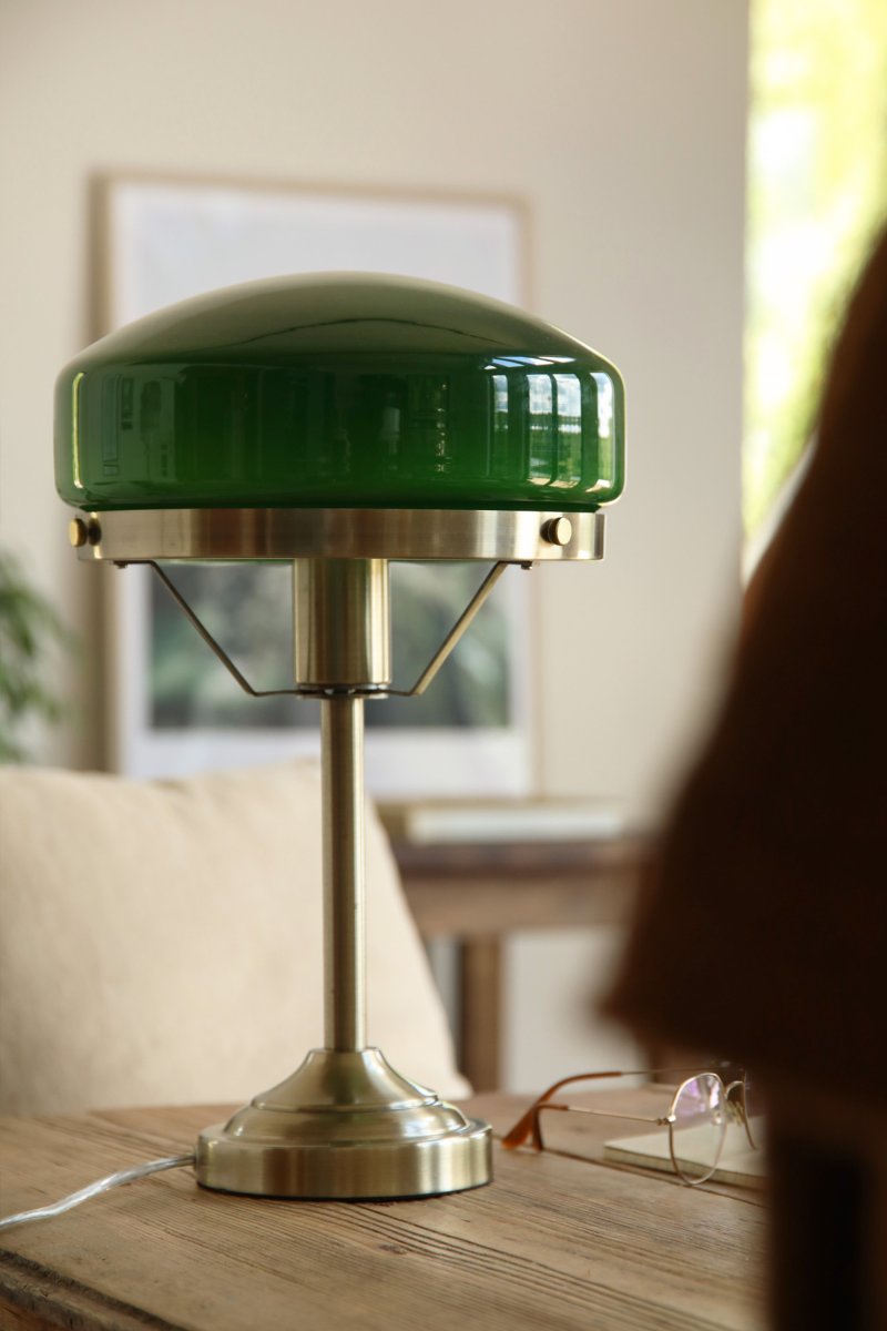 Aurelia 40cm Laiton antique/vert lampe de table De Markslöjd - La lampe est fournie avec un c&acirc;ble transparent de 2 m, un interrupteur et une prise secteur.