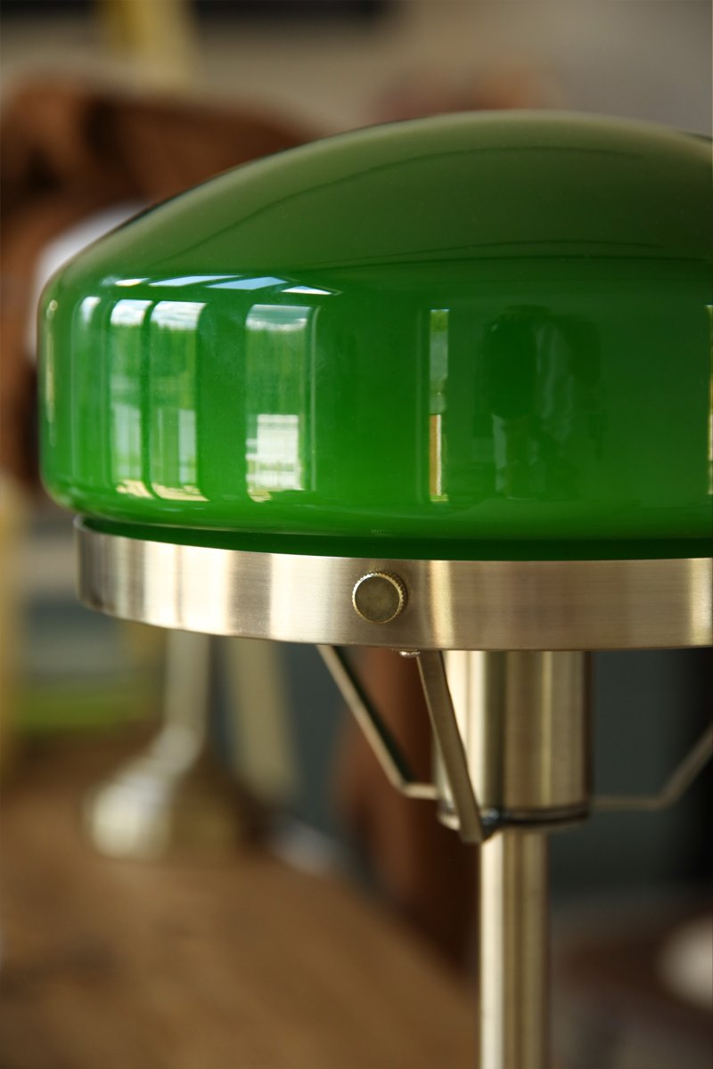 Aurelia 40cm Laiton antique/vert lampe de table De Markslöjd - La lampe est fournie avec un c&acirc;ble transparent de 2 m, un interrupteur et une prise secteur.