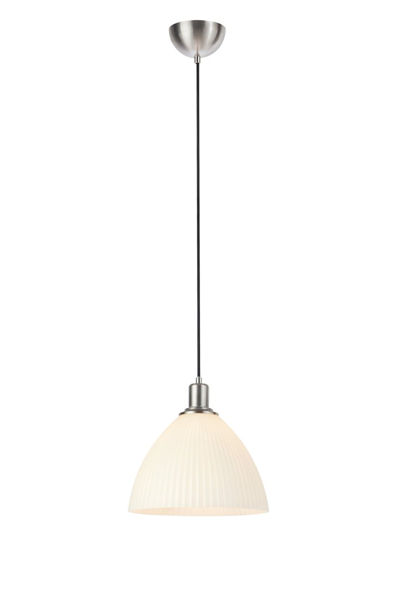  Ro Ø28 Blanc suspension De Markslöjd - Ro est une suspension &eacute;l&eacute;gante qui associe des d&eacute;tails m&eacute;talliques raffin&eacute;s en nickel satin&eacute; &agrave; un abat-jour en verre blanc c&ocirc;tel&eacute; du plus bel effet.