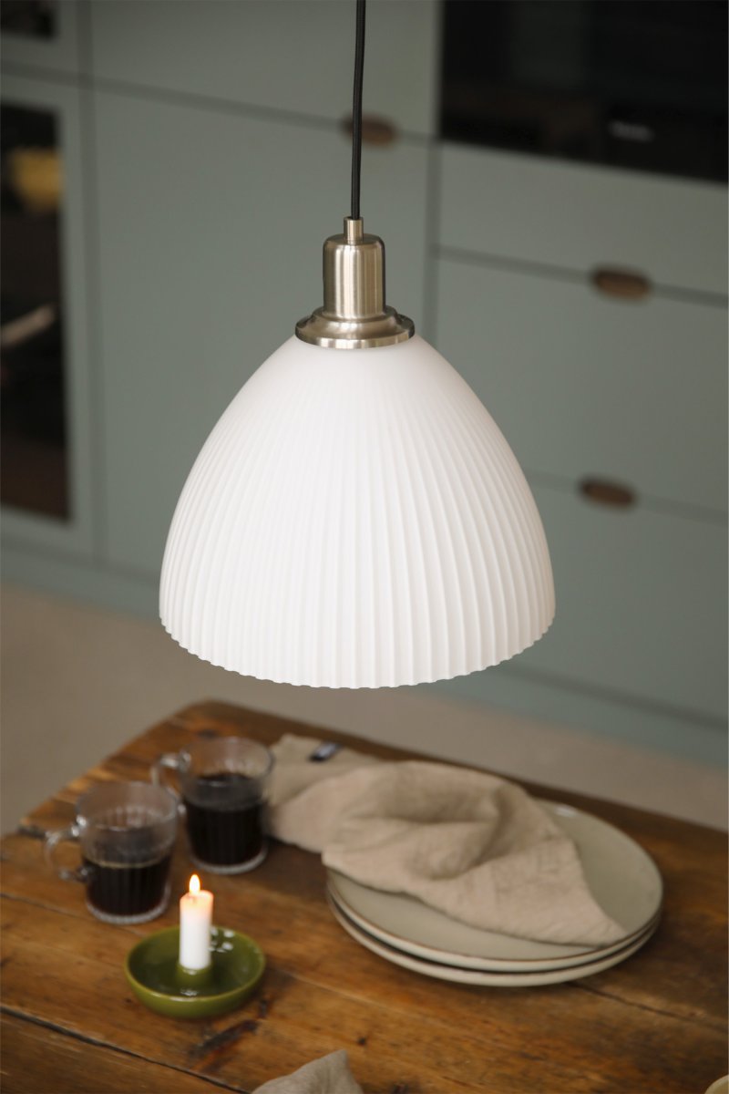 Ro Ø28 Blanc suspension De Markslöjd - Ro est une suspension &eacute;l&eacute;gante qui associe des d&eacute;tails m&eacute;talliques raffin&eacute;s en nickel satin&eacute; &agrave; un abat-jour en verre blanc c&ocirc;tel&eacute; du plus bel effet.