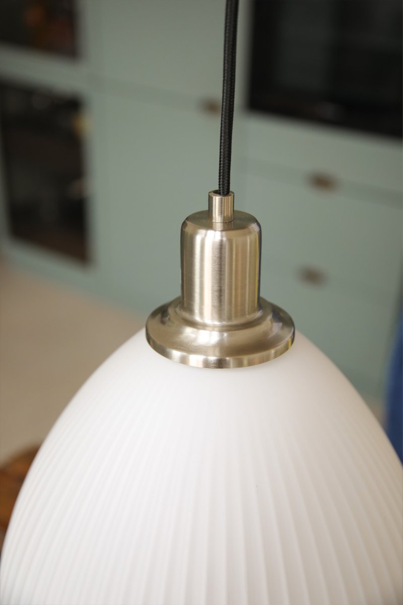 Ro Ø28 Blanc suspension De Markslöjd - Ro est une suspension &eacute;l&eacute;gante qui associe des d&eacute;tails m&eacute;talliques raffin&eacute;s en nickel satin&eacute; &agrave; un abat-jour en verre blanc c&ocirc;tel&eacute; du plus bel effet.