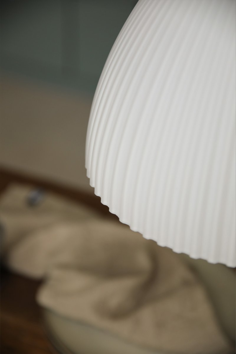 Ro Ø28 Blanc suspension De Markslöjd - Ro est une suspension &eacute;l&eacute;gante qui associe des d&eacute;tails m&eacute;talliques raffin&eacute;s en nickel satin&eacute; &agrave; un abat-jour en verre blanc c&ocirc;tel&eacute; du plus bel effet.