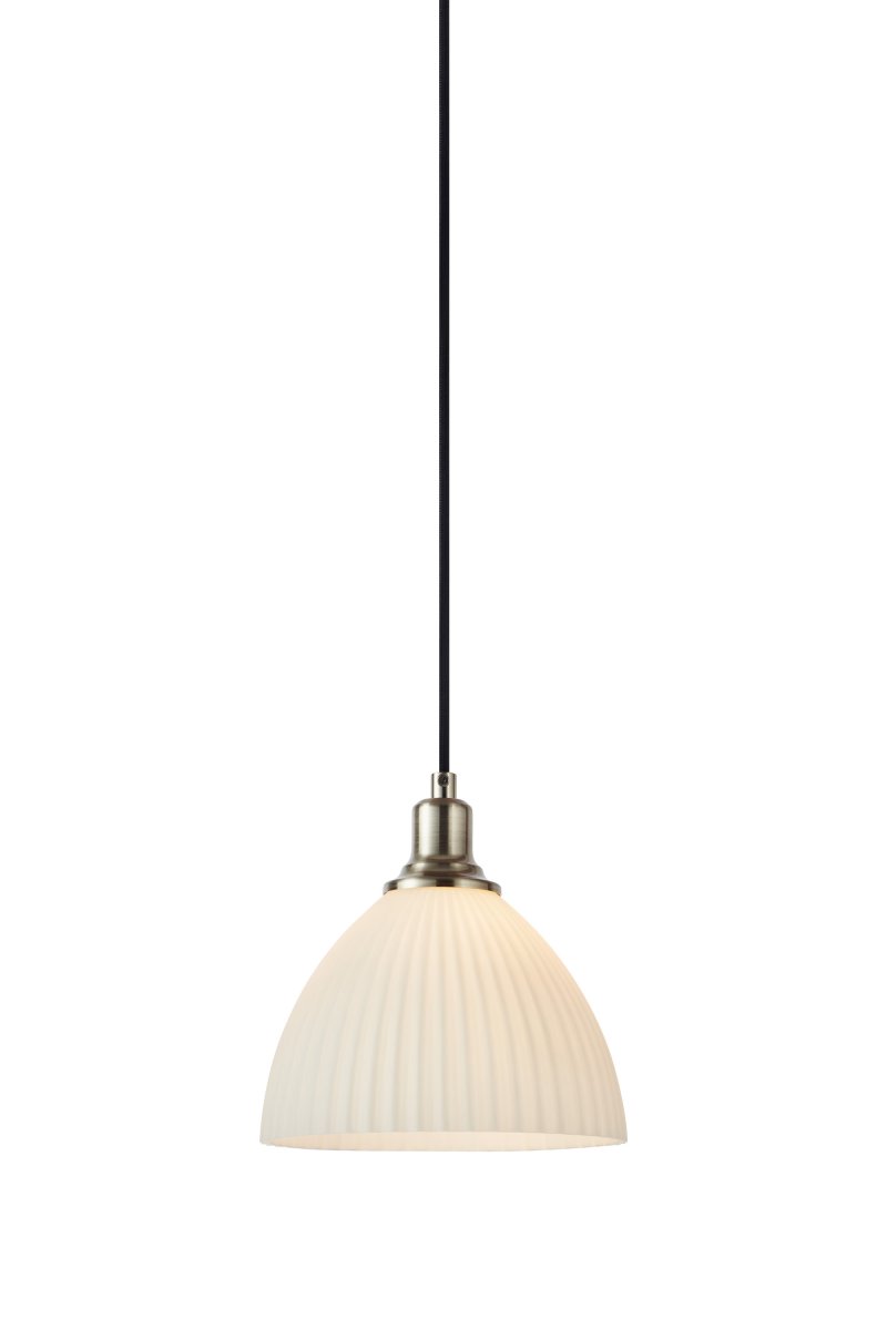 Ro Ø18 Blanc lampe de fenêtre De Markslöjd - Ro devient ainsi un &eacute;l&eacute;ment d&eacute;coratif central pr&egrave;s de la fen&ecirc;tre et cr&eacute;e une ambiance chaleureuse et accueillante dans la pi&egrave;ce.