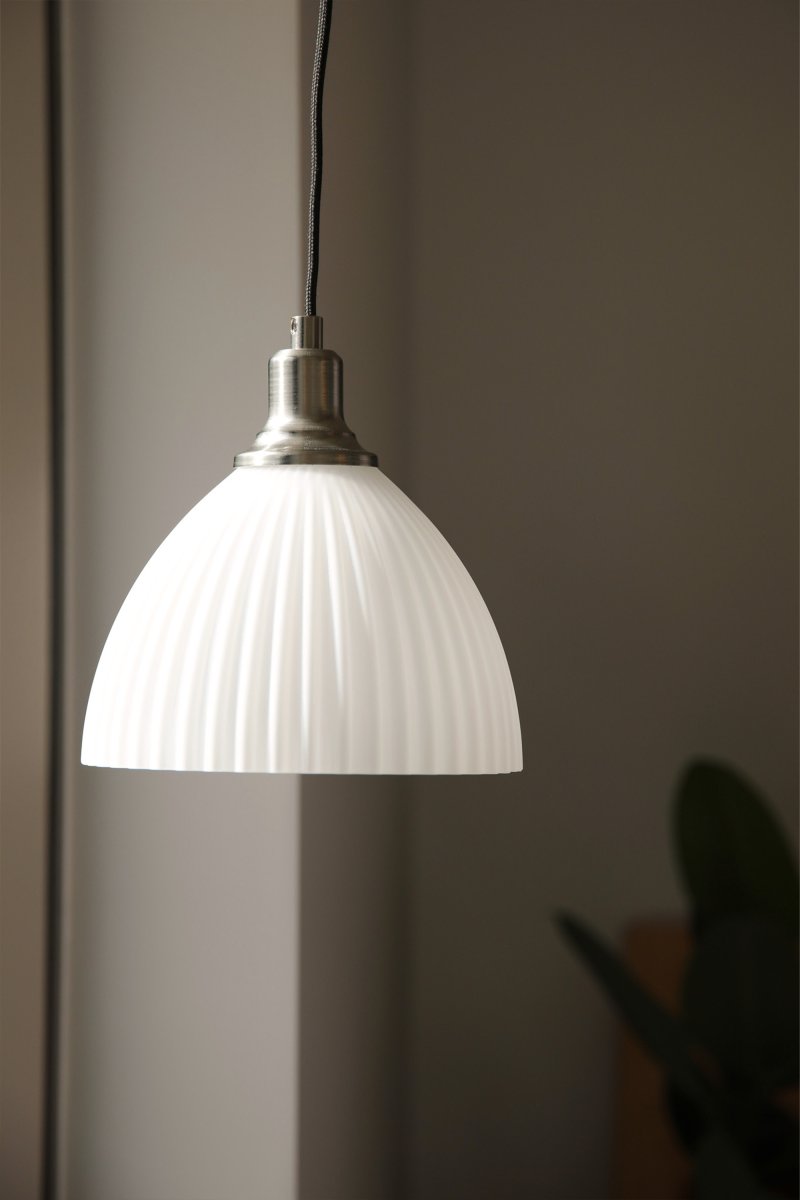 Ro Ø18 Blanc lampe de fenêtre De Markslöjd - Ro devient ainsi un &eacute;l&eacute;ment d&eacute;coratif central pr&egrave;s de la fen&ecirc;tre et cr&eacute;e une ambiance chaleureuse et accueillante dans la pi&egrave;ce.
