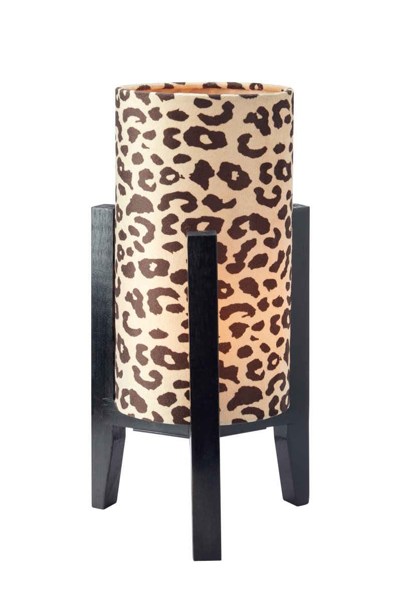 Eruca 34cm Léopard lampe de table De Markslöjd - Elle est fournie avec un c&acirc;ble en tissu noir de 2 m&egrave;tres, un interrupteur et une prise.