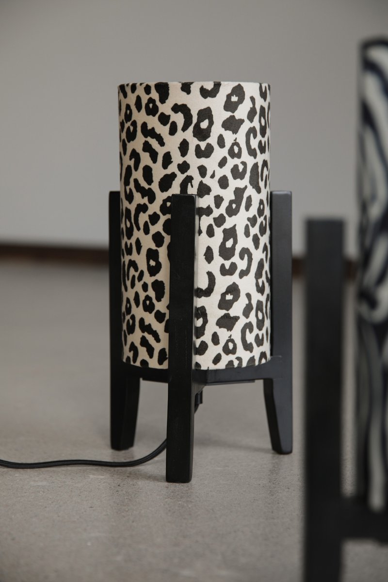 Eruca 34cm Léopard lampe de table De Markslöjd - Elle est fournie avec un c&acirc;ble en tissu noir de 2 m&egrave;tres, un interrupteur et une prise.
