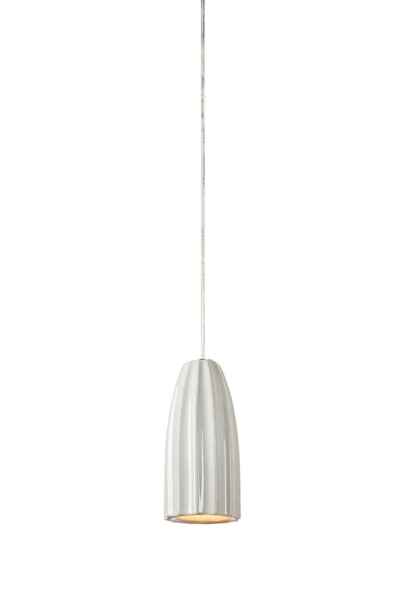 Clay Ø8 Blanc lampe de fenêtre De Markslöjd - Clay est une &eacute;l&eacute;gante lampe de fen&ecirc;tre en c&eacute;ramique blanche, aux courbes douces et &agrave; la surface orn&eacute;e de rainures d&eacute;coratives.