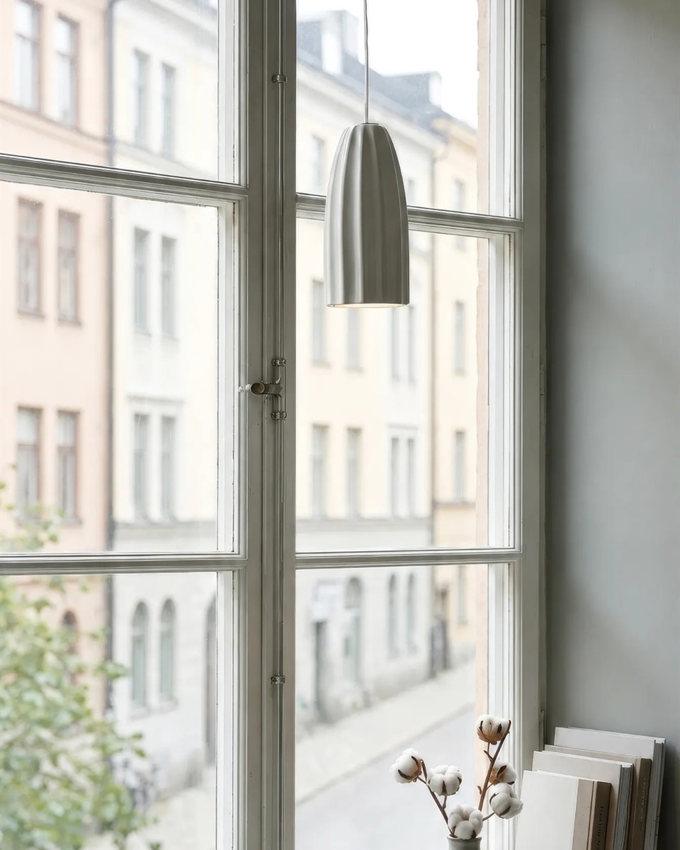 Clay Ø8 Blanc lampe de fenêtre De Markslöjd - Clay est une &eacute;l&eacute;gante lampe de fen&ecirc;tre en c&eacute;ramique blanche, aux courbes douces et &agrave; la surface orn&eacute;e de rainures d&eacute;coratives.