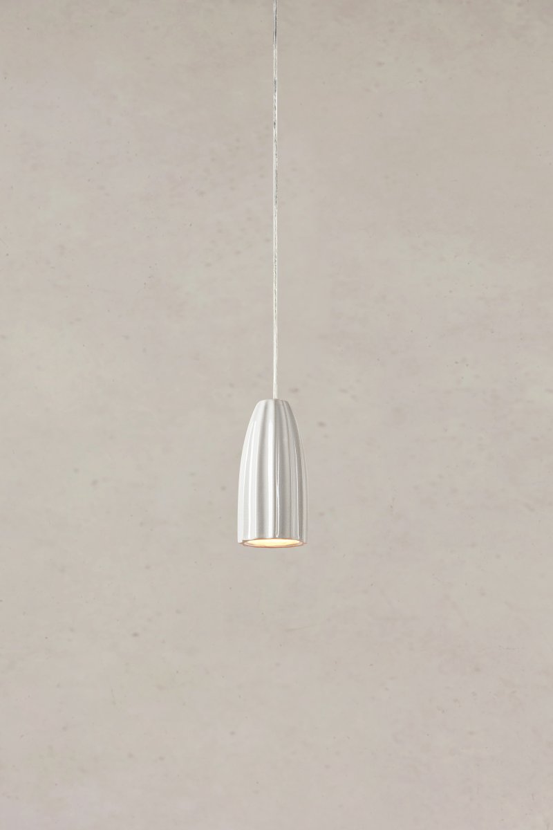 Clay Ø8 Blanc lampe de fenêtre De Markslöjd - Clay est une &eacute;l&eacute;gante lampe de fen&ecirc;tre en c&eacute;ramique blanche, aux courbes douces et &agrave; la surface orn&eacute;e de rainures d&eacute;coratives.
