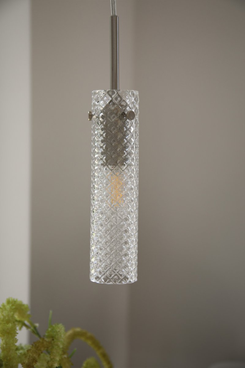 Vibia Ø5 Transparent lampe de fenêtre De Markslöjd - L'abat-jour en verre d&eacute;poli est associ&eacute; &agrave; une suspension longue et &eacute;troite en nickel satin&eacute;, soulignant le caract&egrave;re moderne et &eacute;l&eacute;gant de la lampe.