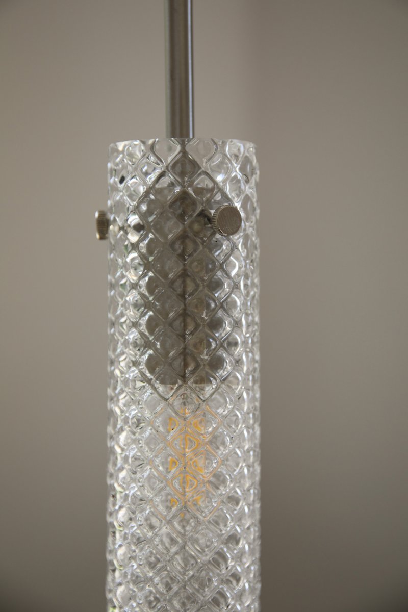 Vibia Ø5 Transparent lampe de fenêtre De Markslöjd - L'abat-jour en verre d&eacute;poli est associ&eacute; &agrave; une suspension longue et &eacute;troite en nickel satin&eacute;, soulignant le caract&egrave;re moderne et &eacute;l&eacute;gant de la lampe.