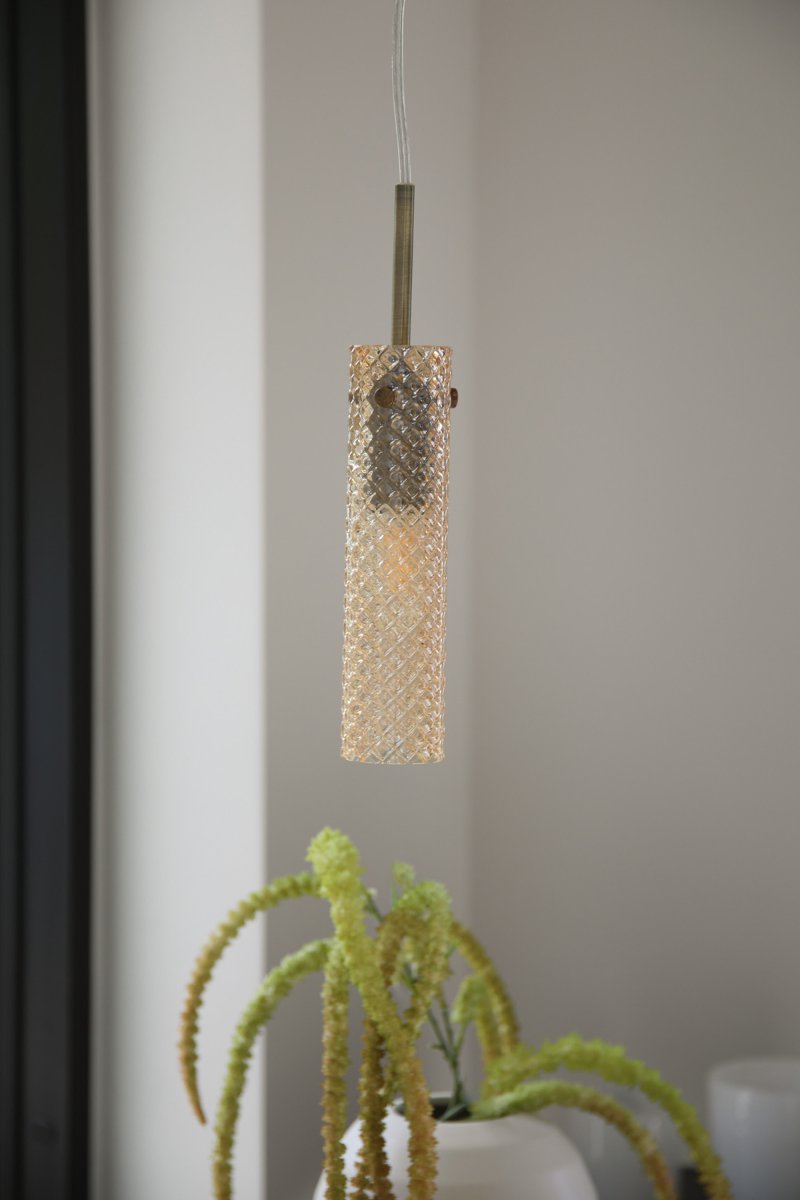 Vibia Ø5 Ambre lampe de fenêtre De Markslöjd - La texture d&eacute;corative et la teinte chaude du verre cr&eacute;ent un effet vibrant et de magnifiques reflets lumineux lorsque la lampe est allum&eacute;e.
